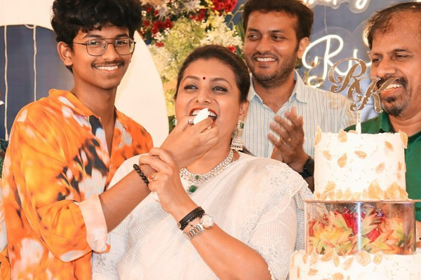 நடிகை ரோஜா பிறந்தநாள்.. மகனுடன் எப்படி கொண்டாடி இருக்கிறார் பாருங்க