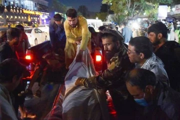 இரத்தமும் சதையுமாக... காபூல் விமான நிலையத்தில் ஐ.எஸ் கொடுஞ்செயல்: எகிறும் பலி எண்ணிக்கை