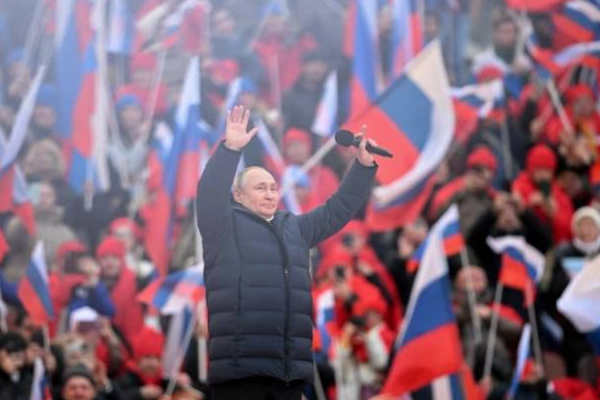 பிரமாண்ட பொதுக்கூட்டத்தில் மக்கள் முன் தோன்றிய புடின்! பாராட்டி பேசிய பலர் | Ukraine Crimean Russia Captured Putin Meeting