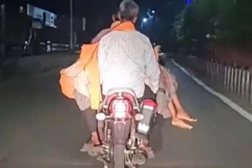 மகளின் சடலத்தை பைக்கில் கொண்டு சென்ற தந்தை! சோகத்தின் பின்னணி என்ன?