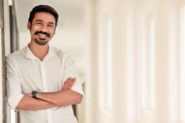 தனுஷ் உடன் தமிழ் சினிமாவின் முன்னணி நடிகர் எடுத்துக்கொண்ட அன்ஸீன் புகைப்படம்!