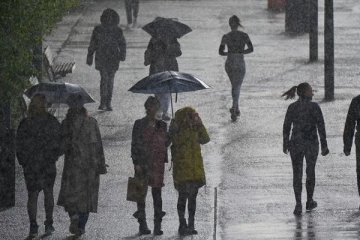 நிலவும் மழையுடனான காலநிலை: அவதானத்துடன் செயற்படுமாறு பொலிஸார் எச்சரிக்கை