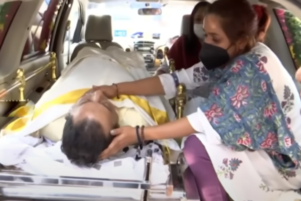 தூக்கத்திலே பிரிந்த நடிகரின் உயிர்! மனைவி கொடுத்த கடைசி முத்தம்: இறுதிச்சடங்கிலும் வித்தியாசம் | Pratap Pothen Funeral Christian And Hindu