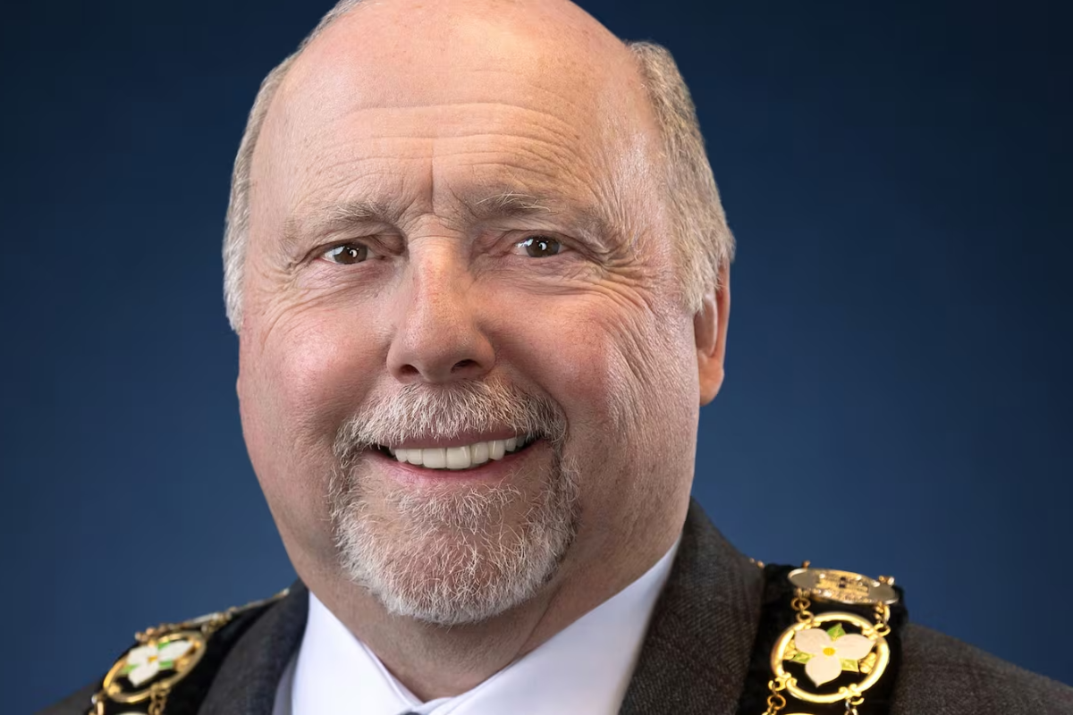 ஹிட்லரின் புத்தகத்தினால் பதவி இழந்த கனடிய அதிகாரி | Bob Gale Resigns As Chair Of Niagara Region