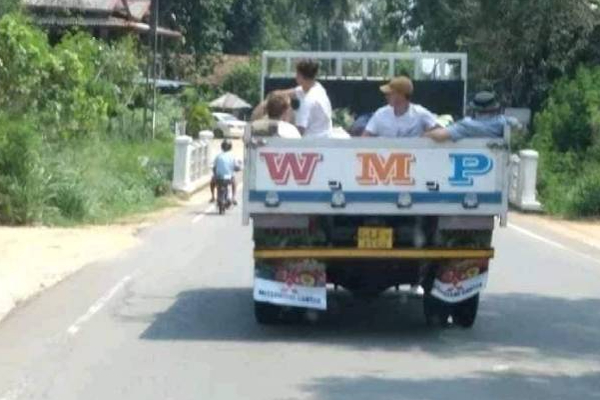 இலங்கைக்கு வந்த வெளிநாட்டு சுற்றுலா பயணிகளுக்கு நேர்ந்த அவல நிலை! | Sri Lanka Visit Foreign Tourists Travel Goods Auto இலங்கைக்கு வந்த வெளிநாட்டு சுற்றுலா பயணிகளுக்கு நேர்ந்த அவல நிலை! | Sri Lanka Visit Foreign Tourists Travel Goods Auto