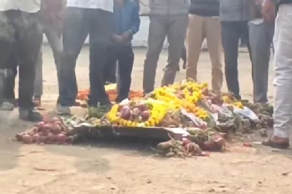 வெங்காயத்துக்கு இறுதிச் சடங்கு - இதென்ன வினோதமா இருக்கு! | Onion Farmers Hold Funeral Protest Madhya Pradesh