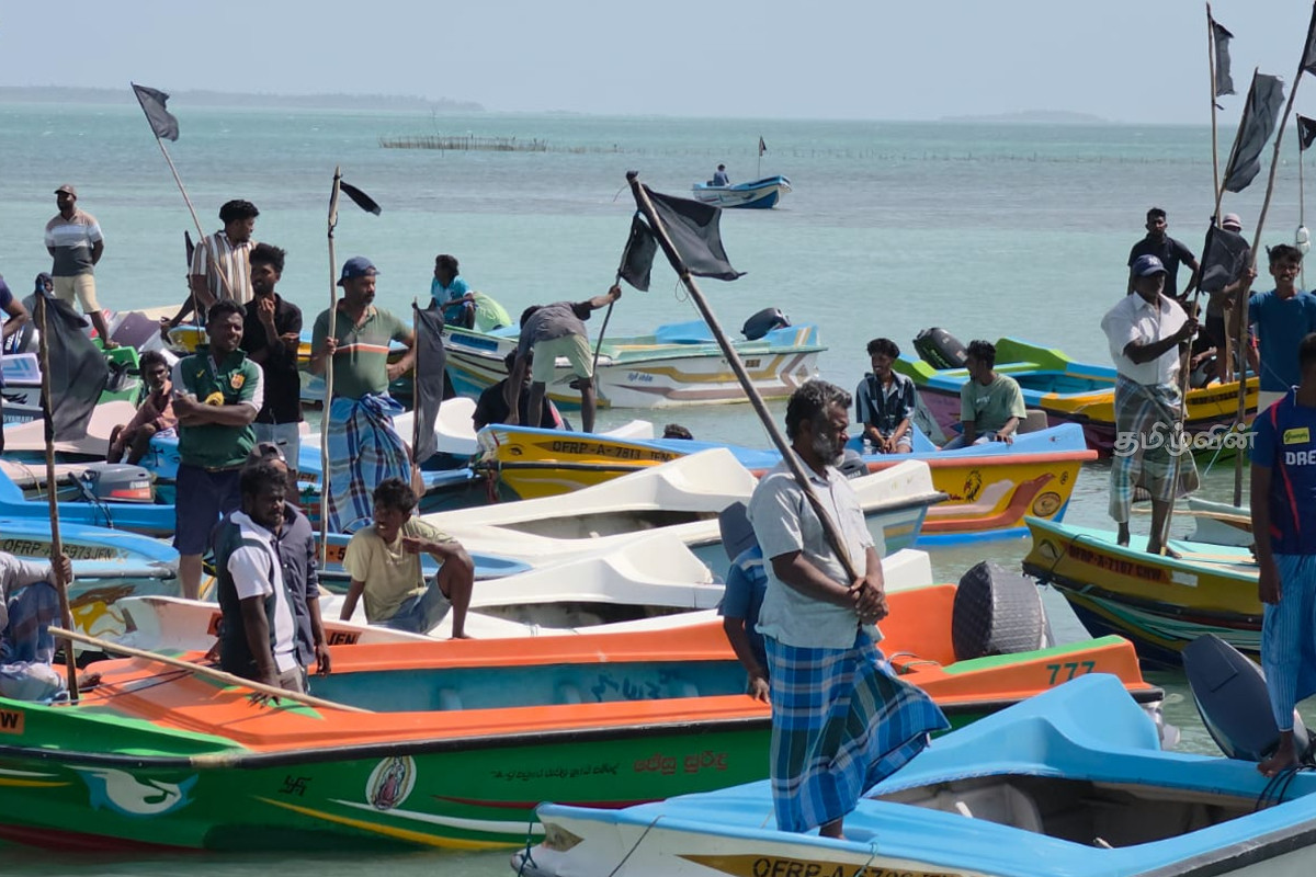 இழுவைமடி படகுகளின் அத்துமீறல் : கடலில் போராட்டம் நடத்திய கடற்தொழிலாளர்கள் | Fisherman Protest At Sea இழுவைமடி படகுகளின் அத்துமீறல் : கடலில் போராட்டம் நடத்திய கடற்தொழிலாளர்கள் | Fisherman Protest At Sea