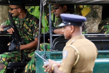 பல இடங்களில் கைவரிசை; யாழில் பதுங்கியவர்களை மடக்கிய பொலிஸார்!