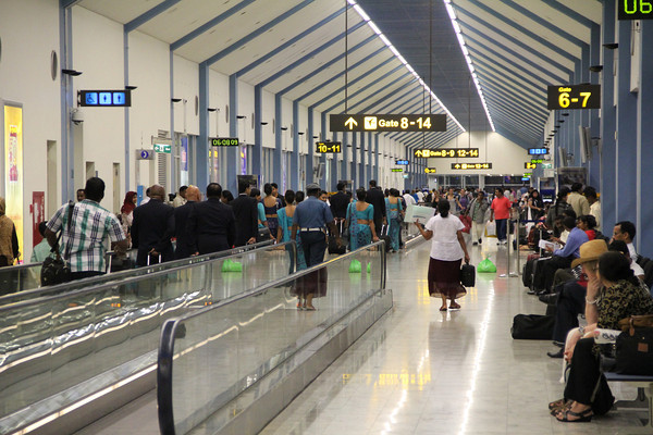 வெளிநாடு செல்ல கட்டுநாயக்க வந்தவர் தப்பியோட்டம் | Who Came To Katunayake To Go Abroad Fled