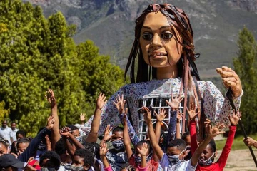 சுவிட்சர்லாந்தை வந்தடைந்த 'Little Amal': பெற்றோரைப் பிரிந்த இளம் அகதிகளை நினைவுகூரும் ஒரு நிகழ்வு