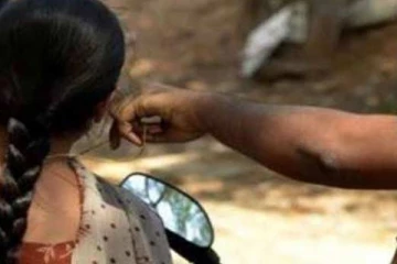 வீதியில் சென்றவர்களிடம் நகைகளை அபகரித்துச் சென்ற நால்வர் கைது