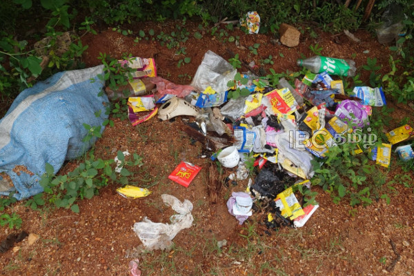 ஆலயங்களுக்கு அருகிலும் வீதிகளிலும் இறைச்சிக் கழிவுகள் வீச்சு: தளவாய் பகுதி மக்கள் கடும் அவதி | Waste Dumping Issue Thalawai Batticaloa ஆலயங்களுக்கு அருகிலும் வீதிகளிலும் இறைச்சிக் கழிவுகள் வீச்சு: தளவாய் பகுதி மக்கள் கடும் அவதி | Waste Dumping Issue Thalawai Batticaloa