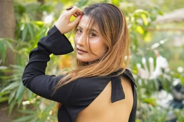 கருப்புநிற பேக்லஸ் ஆடையணிந்து ரசிகர்களை மயக்கும் நடிகை சுனிதா..