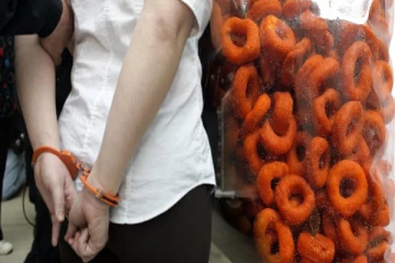 முறுக்கு பைக்கற்றுக்குள் போதைப்பொருள் கொண்டு சென்ற பெண்