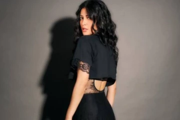 கருப்பு நிறத்தில் விதவிதமான போஸ் கொடுக்கும் நடிகை ஸ்ருதிஹாசன்