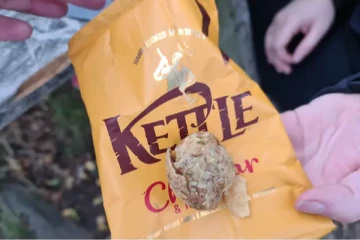 உருளைக்கிழங்கு சிப்ஸ்க்கு பதிலாக பிரித்தானிய நபருக்கு கிடைத்த பொருள்! என்ன தெரியுமா?