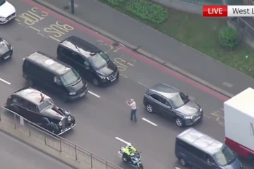 மன்னர் சார்லசின் காருக்கு முன் திடீரென ஓடிவந்த நபரால் பரபரப்பு