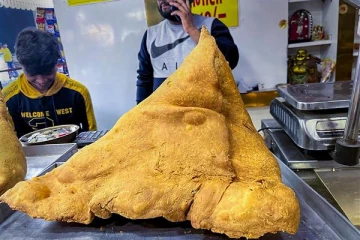 அரை மணிநேரத்தில் 1 சமோசா சாப்பிட்டால் போதும்; கையில் 71 ஆயிரம் - கடை ஓனர் சவால்!