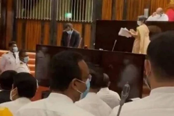 ரஞ்சனை நாடாளுமன்றத்துக்கு அனுமதிக்குமாறு கோரி எதிர்க்கட்சி உறுப்பினர்கள் சபையில் போராட்டம்