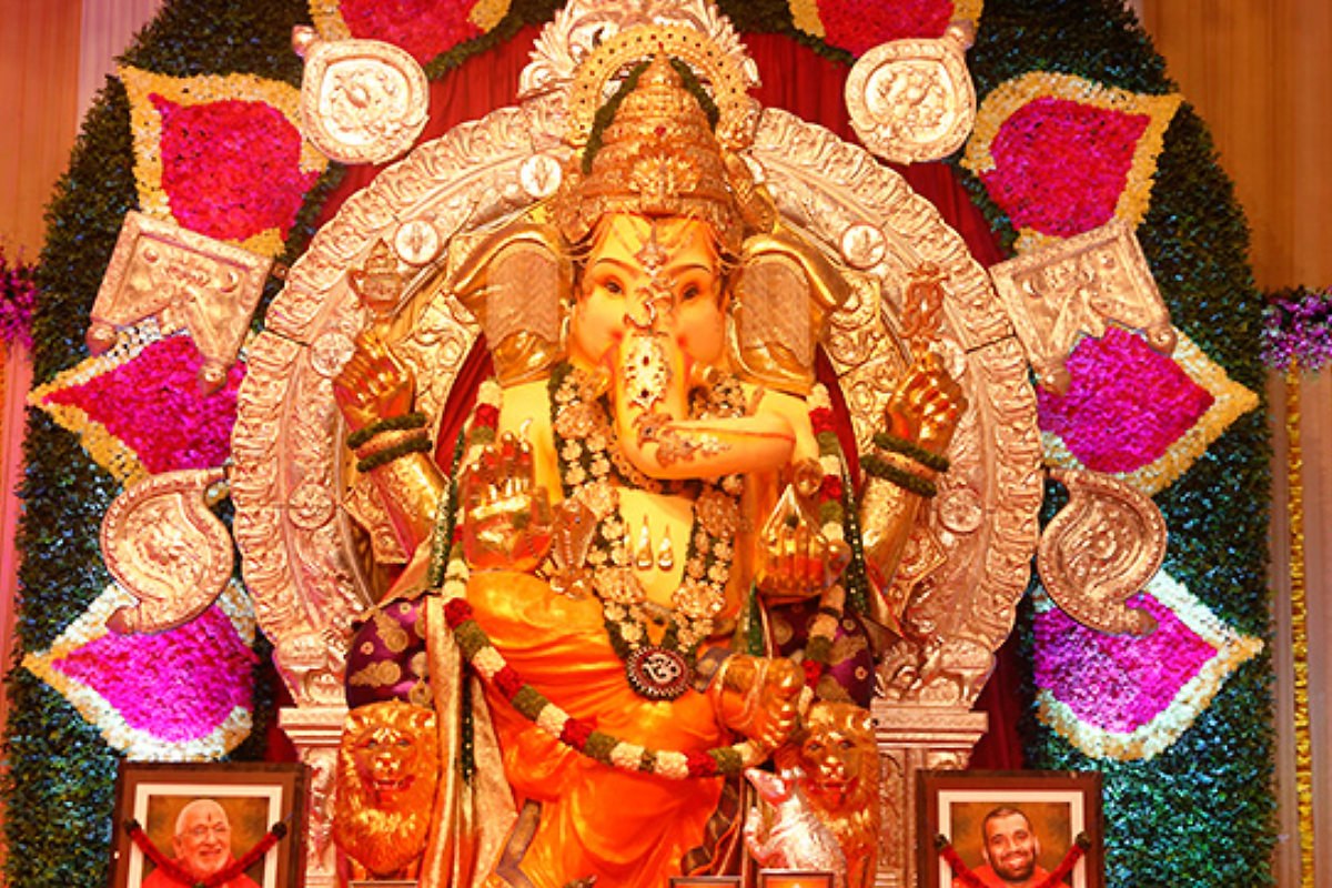 ரூபாய் 23 கோடிக்கு காப்பீடு.. 66 கிலோ தங்கம் 335 கிலோ வெள்ளியில் ஜொலிக்கும் விநாயகப் பெருமான் | Insured 703 Crore For Ganesh Chathurthi In Mumbai
