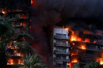 ஸ்பெயின் 14 மாடிக்குடியிருப்பில் மளமளவென பரவிய பாரிய தீ ; பொது மக்கள் சிக்கியதால் அச்சம்!