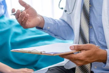 காரில் வந்து மருத்துவம் பார்க்கவில்லை; மருத்துவரை தாக்கிய வர்த்தகர்!