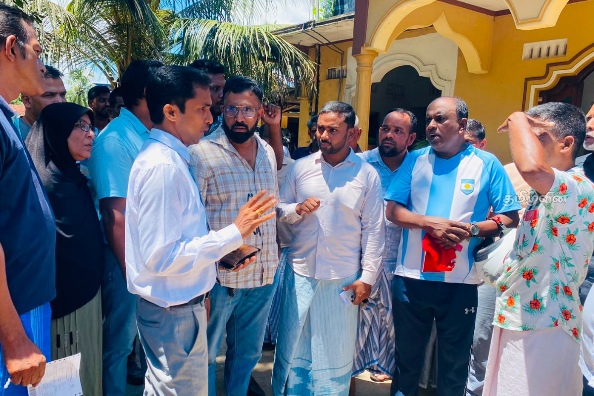 வருமான வரி அறவீட்டில் ஏற்பட்ட குழப்பம் - நிலைமையை கட்டுக்குள் கொண்டு வந்த பொலிஸார் | Confusion Regarding Income Tax Collection வருமான வரி அறவீட்டில் ஏற்பட்ட குழப்பம் - நிலைமையை கட்டுக்குள் கொண்டு வந்த பொலிஸார் | Confusion Regarding Income Tax Collection