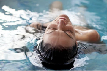 நீச்சல் குளத்தில் பெண்கள் மேலாடையின்றி குளிக்கலாம் - பிரபல சுற்றுலாதலம் அனுமதி!