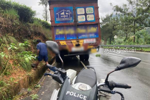 நானுஓயா ரதல்ல குறுக்கு வீதியில் பாரவூர்தி குடைசாய்ந்து விபத்து! அச்சத்தில் மக்கள் | Truck Overturns At Nanu Oya Rattala Intersection