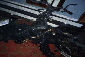 கொக்குவில் பகுதியில் பெற்றோல் குண்டுத்தாக்குதல் : வன்முறைக்குழு அட்டகாசம்(Photos)