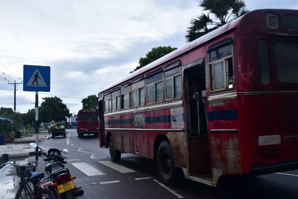 யாழில் பயணிகள் உயிர் ஆபத்தில் ; அரச பேருந்து ஓட்டுநரின் அசமந்த போக்கு | Jaffna Reckless Behavior Of State Bus Driver