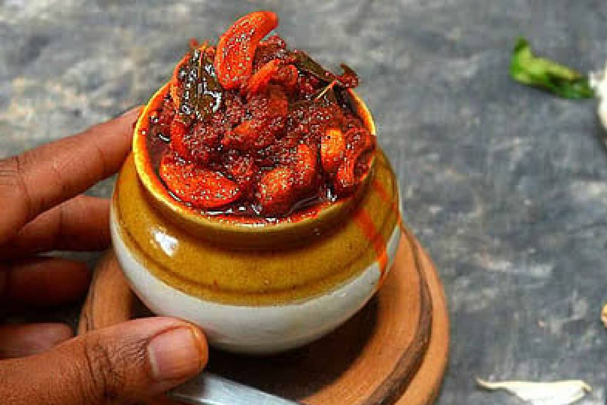 garlic pickle : நாவூரும் சுவையில் காரசாரமான பூண்டு ஊறுகாய்... எளிமையாக எப்படி செய்வது? | Tasty And Healthy Garlic Pickle Recipe garlic pickle : நாவூரும் சுவையில் காரசாரமான பூண்டு ஊறுகாய்... எளிமையாக எப்படி செய்வது? | Tasty And Healthy Garlic Pickle Recipe