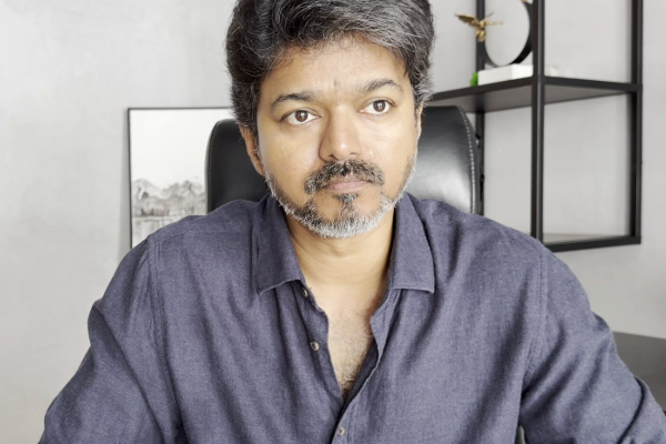 இந்த புகைப்படத்தில் விஜய்யுடன் இருக்கும் பிரபல நடிகர் யார் என்று உங்களுக்கு தெரியுமா? இதோ பாருங்க | Popular Actor With Thalapathy Vijay Unseen Photo