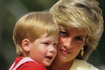 இளவரசர் ஹரியின் உண்மையான தந்தை யார்?: டயானாவுக்கு சத்தியம் செய்து கொடுத்த தோழி கூறும் தகவல்