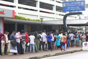 குடிவரவு திணைக்களத்தில் குவியும் பெருமளவு மக்களால் திணறும் அதிகாரிகள்