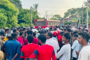 யாழ் - கண்டி நெடுஞ்சாலையை முடக்கி போராட்டம் (படங்கள்)