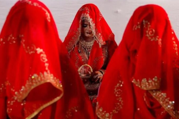 பாகிஸ்தானில் இந்து பெண் கடத்தப்பட்டு மதம் மாற்றி வயதானவருடன் கட்டாய திருமணம்! | Hindu Girl Kidnapped Converted To Islam Marriage பாகிஸ்தானில் இந்து பெண் கடத்தப்பட்டு மதம் மாற்றி வயதானவருடன் கட்டாய திருமணம்! | Hindu Girl Kidnapped Converted To Islam Marriage