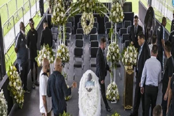 பல்லாயிரக்கணக்கானோரின் கண்ணீருடன் கால்பந்து மன்னன் பீலே உடல் அடக்கம்