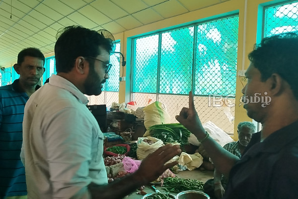 யாழ். பருத்தித்துறையில் வெடித்த போராட்டம்..! மரக்கறி சந்தைக்கு இளங்குமரன் எம்.பி விஜயம் | Ppt City Closed And The Rally Is Taking Place யாழ். பருத்தித்துறையில் வெடித்த போராட்டம்..! மரக்கறி சந்தைக்கு இளங்குமரன் எம்.பி விஜயம் | Ppt City Closed And The Rally Is Taking Place