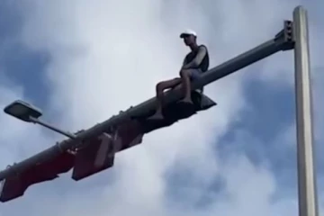 விசித்திர ஆர்ப்பாட்டத்தில் ஈடுபட்ட இளைஞன் ; ஜனாதிபதி செயலகத்திற்கு அருகில் பரபரப்பு