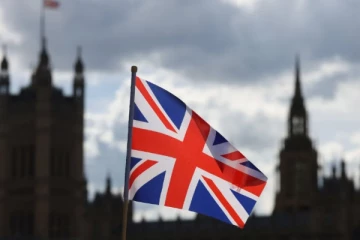 குடியேற்றச் சட்டங்களை கடுமையாக்கும் பிரித்தானியா; வதிவிட அந்தஸ்தைப் பெற 10 ஆண்டு காத்திருக்க வேண்டும்!