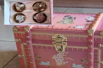 மகனின் திருமணத்திற்காக 4 கிலோ எடையில் திருமண அழைப்பிதழ்.. விலை மட்டும் எவ்வளவு தெரியுமா?