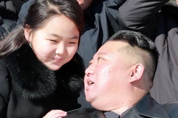 பொது இடங்களில் கட்டியணைத்து முத்தமிட்டுக்கொள்ளும் வடகொரிய ஜனாதிபதியும் மகளும்: நாடகமாம்