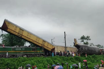 ரயில்கள் மோதி கோர விபத்து; 15 பேர் உயிரிழப்பு