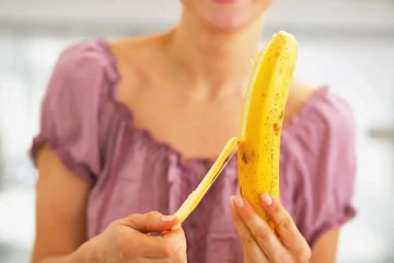 ஜாக்கிரதையாக இருங்க! வாழைப்பழம் அதிகமாக சாப்பிட்டால் இந்த பிரச்சனைகள் எல்லாம் வருமாம்