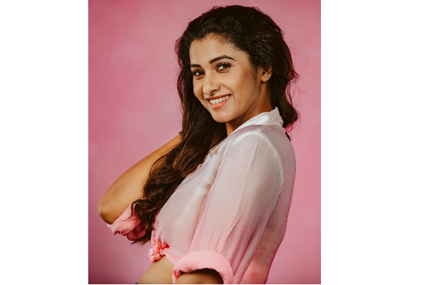 என்ன சிம்ரன் இதெல்லாம்.. பிரியா பவானிஷங்கர் போட்டோவால் அதிர்ச்சியான ரசிகர்கள் | Priya Bhavani Shankar Trendy Pic Surprises Fans
