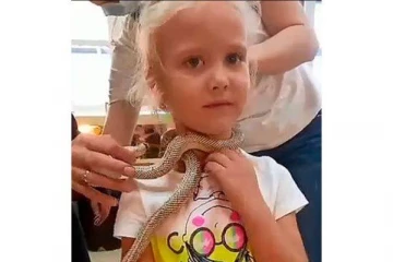 விஷப்பாம்பை வைத்து விளையாடிய சிறுமிக்கு நேர்ந்த கதி