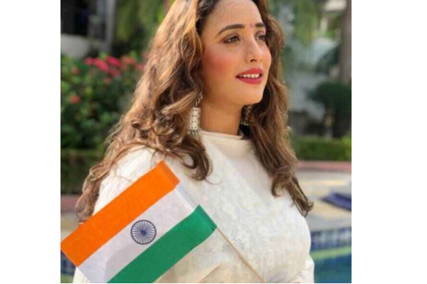 உயர பறக்குது தாயின் மணிக்கொடி... இணையத்தை அலற விட்ட  சினிமா பிரபலங்கள் | Celebrates 75Th Independece Day