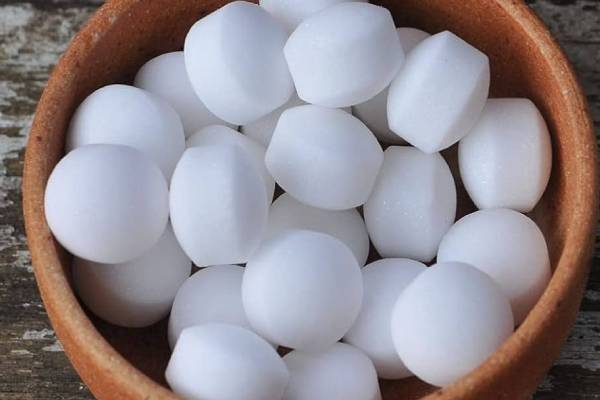 Naphthalene Balls: இனி போடாதீங்க.. ஆபத்தை விலைக்கு வாங்கச் செய்யும் நாப்தலீன் உருண்டை | Side Effects Of Using Naphthalene Balls At Home