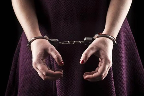 மட்டக்களப்பில் போயா தினத்தில் மதுபானம் விற்ற பெண் கைது | Woman Arrested For Selling Liquor On Poya Day